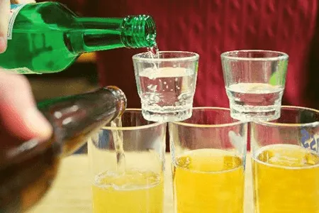 preparando un soju bomb